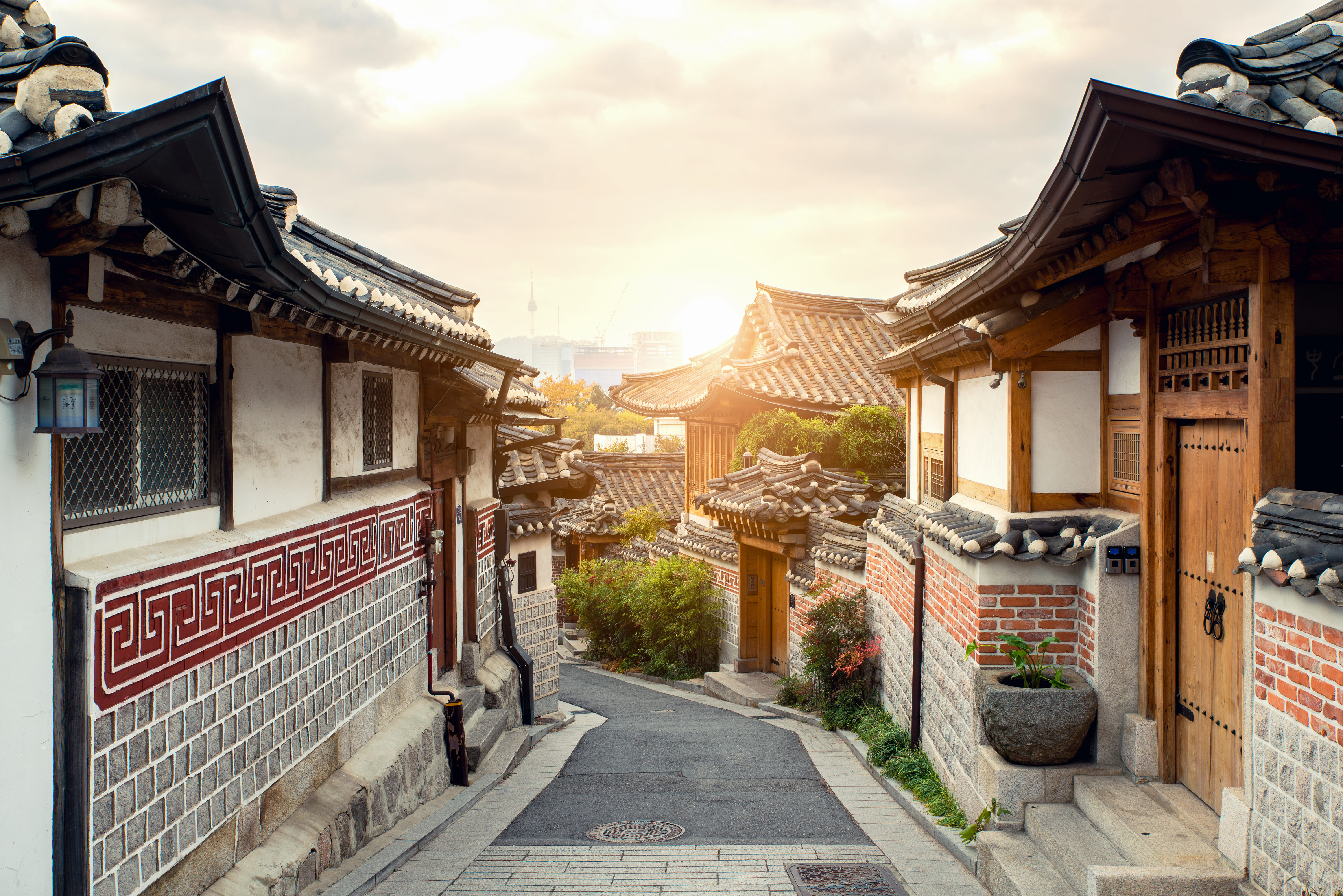 Con ngõ giữa những ngôi nhà truyền thống Hàn Quốc lúc hoàng hôn