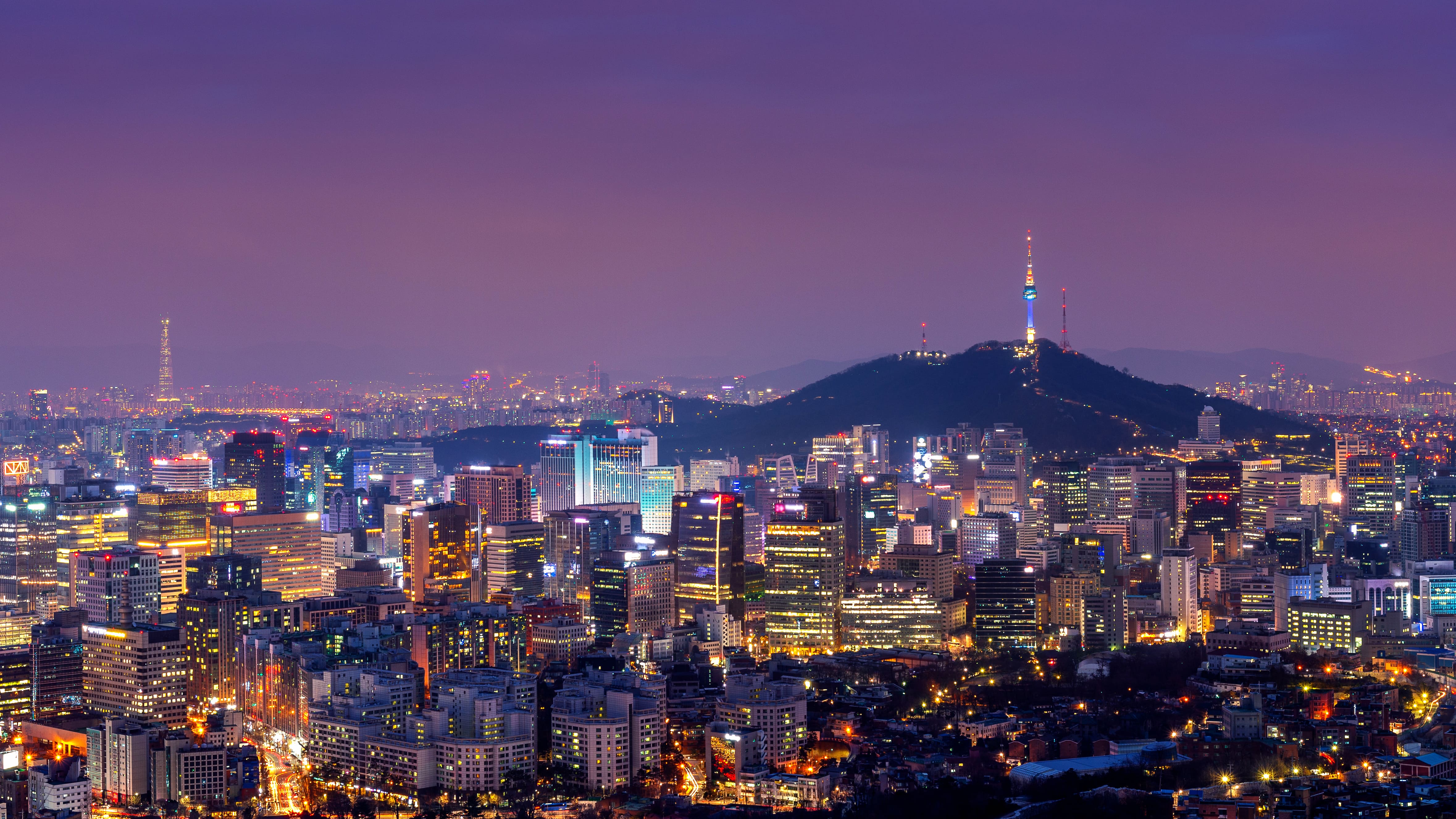 Toàn cảnh Seoul về đêm với tháp N Seoul trên ngọn đồi phía xa
