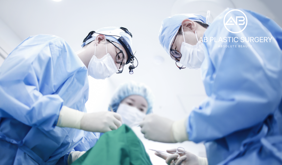 Tim dokter AB Plastic Surgery sedang menganalisis struktur wajah untuk desain hidung ideal