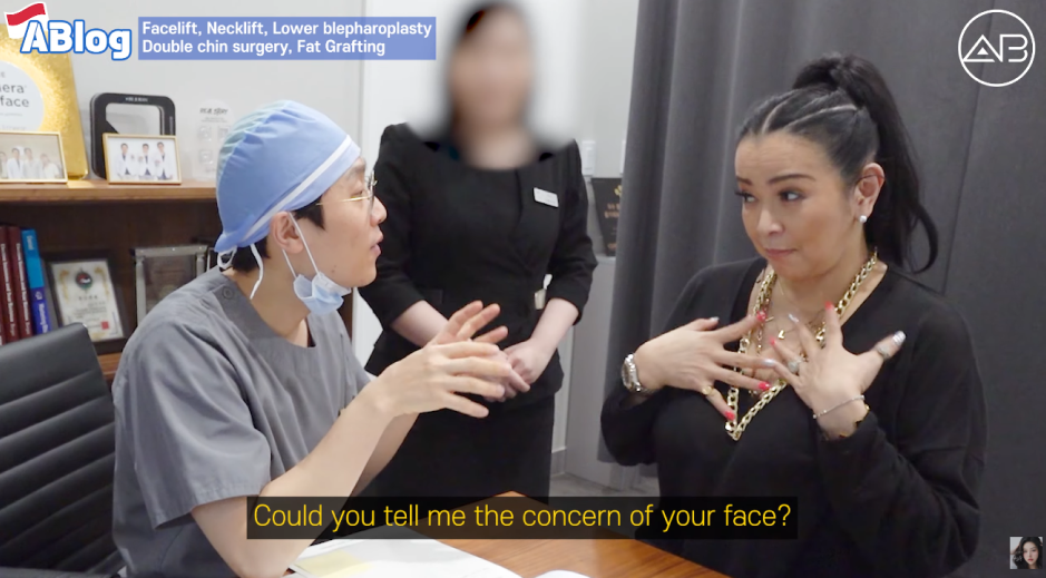 Dokter Operasi Plastik AB Korea berkonsultasi dengan pasien internasional untuk merencanakan facelift dan prosedur anti-aging yang dipersonalisasi.