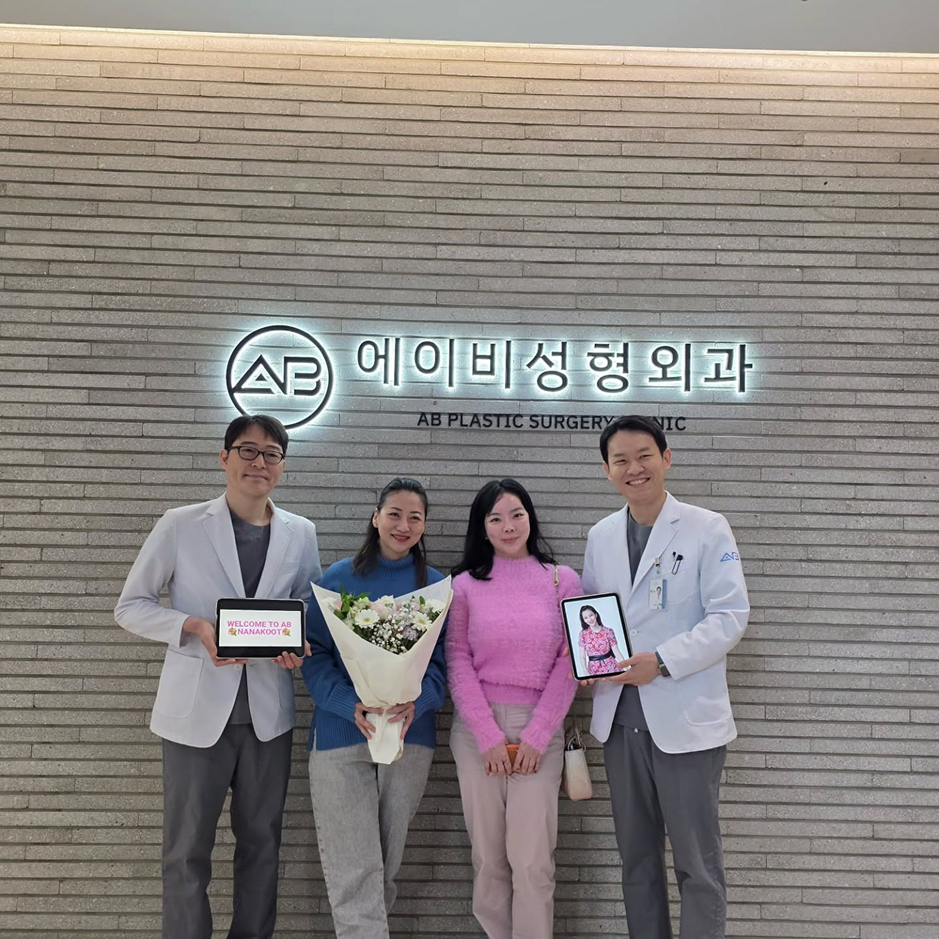 Nana Koot berfoto bersama tim dokter setelah menerima sambutan di Operasi Plastik AB Korea, Seoul.