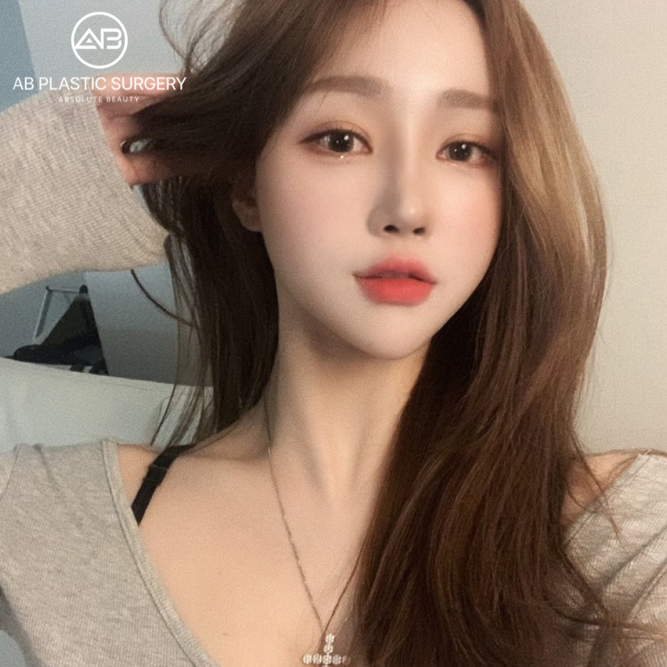 韓国美容ツアー 日本人に人気のAB美容外科韓国 透明感ある肌と小顔ラインを持つ女性のセルフィー 美容整形と日本語サポートが魅力