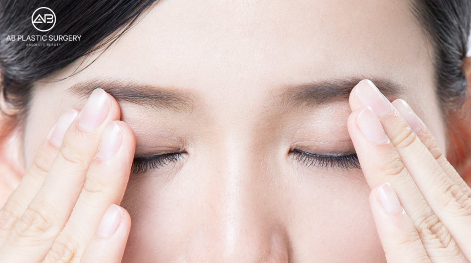 目尻切開・目下切開のダウンタイム説明イメージ。AB美容外科韓国で手術後の腫れや回復期間を示す参考写真