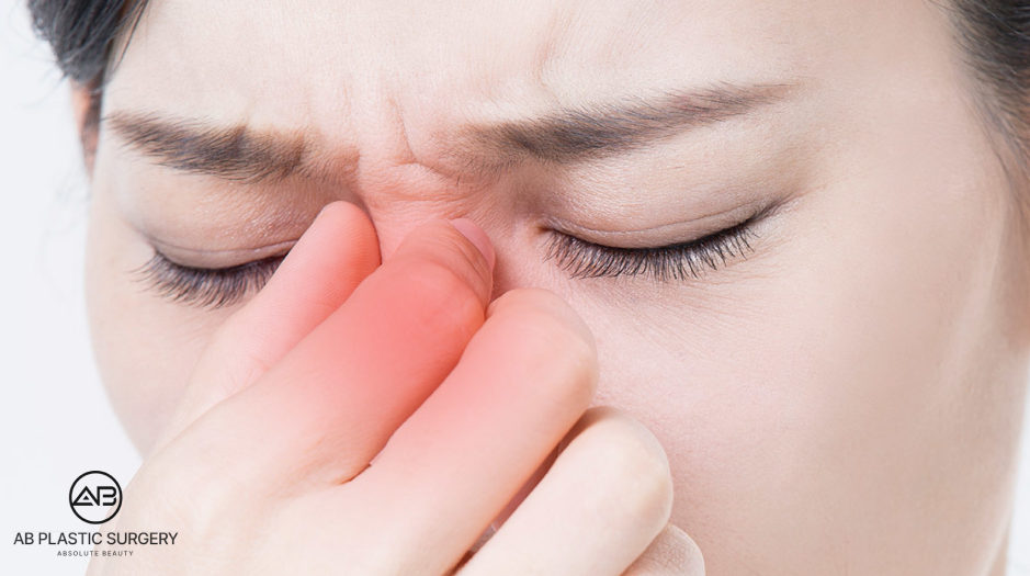 小鼻縮小手術後の痛みやダウンタイムをイメージした写真、術後の腫れや炎症リスクに関する説明用画像