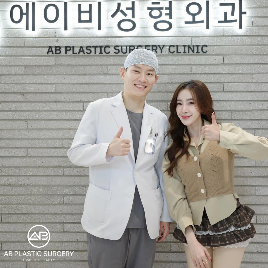 ภาพรีวิวจากคุณ ปุ๊กกี้ Melinya Chaiwutchaowakit ถ่ายคู่กับคุณหมอที่โรงพยาบาลศัลยกรรม AB ประเทศเกาหลี ยืนยันความเชื่อมั่นด้านมาตรฐานและผลลัพธ์การศัลยกรรมเหลาฮัมพ์จมูก