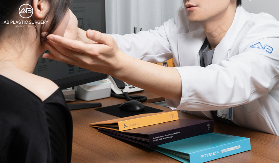 ภาพก่อนและหลังศัลยกรรมแก้คางไม่เท่ากันที่โรงพยาบาลศัลยกรรม AB ประเทศเกาหลี ปรับแนวคางให้สมดุลกับแนวแก้มและกราม ใบหน้าดูตรงขึ้นและสมมาตรอย่างเป็นธรรมชาติ