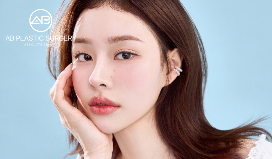 韓國整形後自然挺拔的鼻型，女性模特展示韓式隆鼻效果，AB整形外科形象照