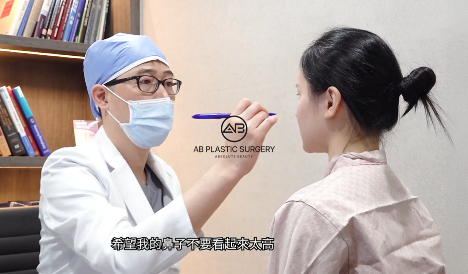 AB整形外科醫師進行小翹鼻術前評估與設計，根據臉型比例規劃合適鼻尖角度