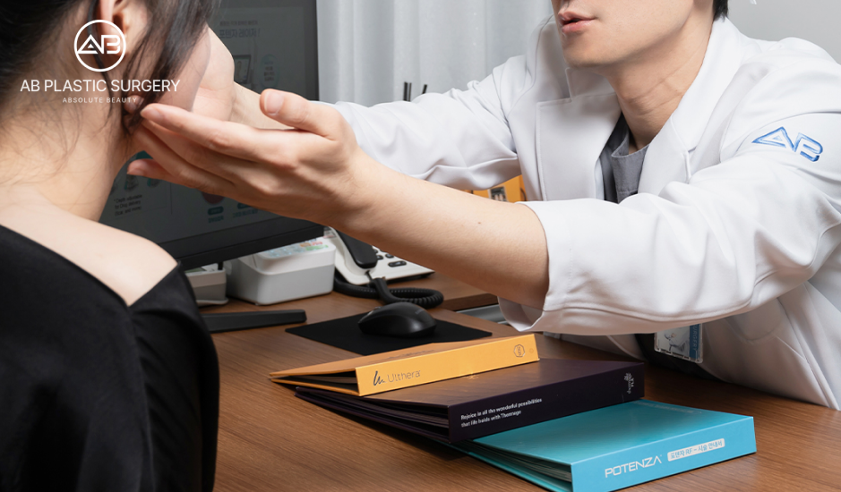 AB整形外科醫師於線雕療程前進行臉部評估與V臉設計的諮詢場景