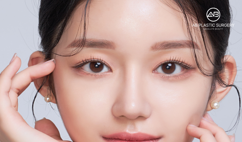 呈現左右對稱與平衡眼型效果的女性臉部形象改善大小眼問題
