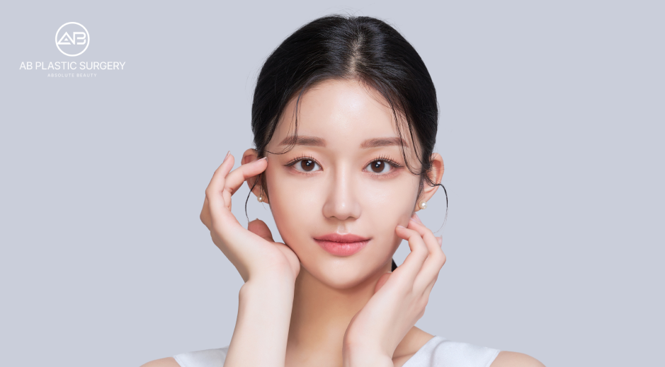 自然勻稱的臉部比例是改善臉型不對稱的重要方向，韓國AB整形外科依個人骨骼與五官比例規劃客製化整形方案。