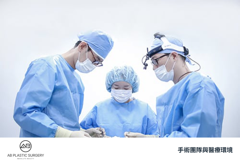 三名醫療人員穿藍色醫療服、手術帽與口罩，在明亮的手術環境中共同操作；照片呈現醫療團隊工作場景，未顯示認證文件。