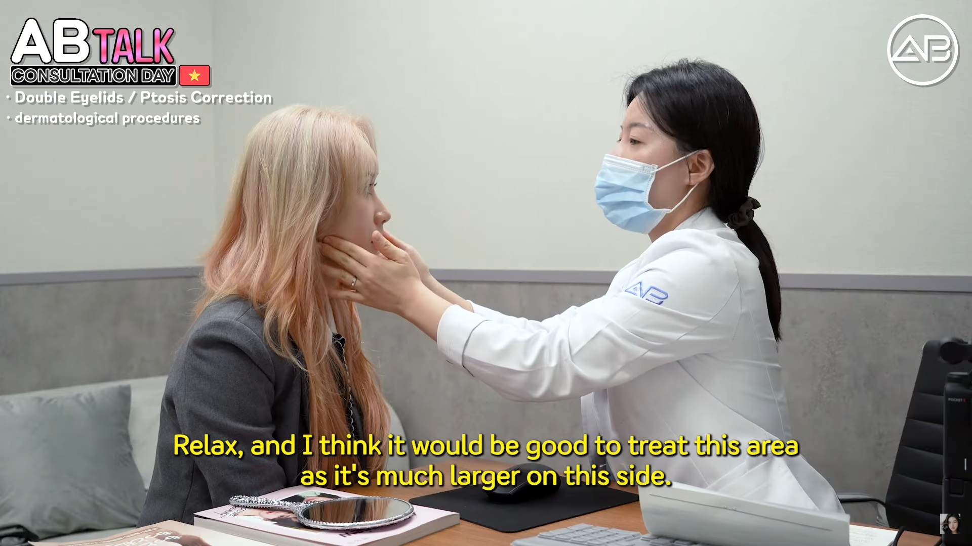 Bác sĩ Hàn Quốc tư vấn thẩm mỹ cho khách hàng người Việt với sự hỗ trợ thông dịch viên