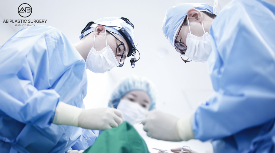 Bác sĩ tại Bệnh viện thẩm mỹ AB Hàn Quốc đang thực hiện phẫu thuật cắt mí dưới (Lower Blepharoplasty) – quy trình an toàn, chính xác và chuyên nghiệp